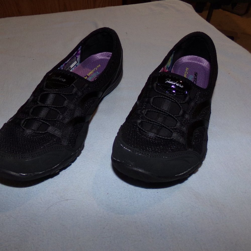 Ladies Skechers Sneakers, Slip On, Black, Size 8, Memory Foam